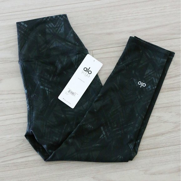 NEW ALO Yoga High Waist Rise Airbrush Printed Cropped Capri Legging Black Indio - Picture 12 of 12